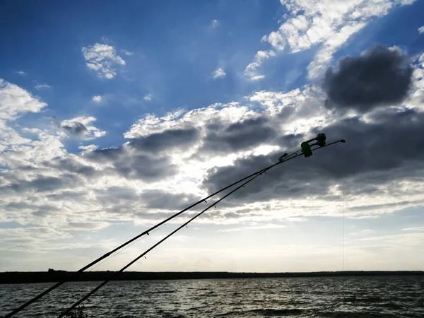 Реку Бросают Две Удочки Рыболовные Удочки Колоколами Фоне Реки Облачного — стоковое фото