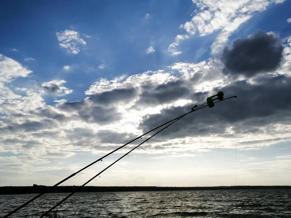 Due Canne Pesca Vengono Gettate Nel Fiume Canne Pesca Con — Foto Stock