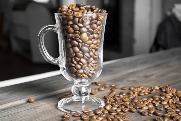Auf Dem Holztisch Steht Eine Glasschale Mit Kaffeebohnen Kaffeebohnen Auf — Stockfoto