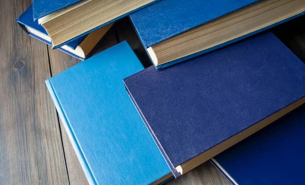 Dużo Niebieskich Książek Drewnianym Stole Drewnianym Tle Znajdują Się Książki — Zdjęcie stockowe