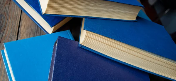 Knihy Nabrosan Stole Dřevěném Stole Mnoho Knih Modrým Krytem Kontrast — Stock fotografie