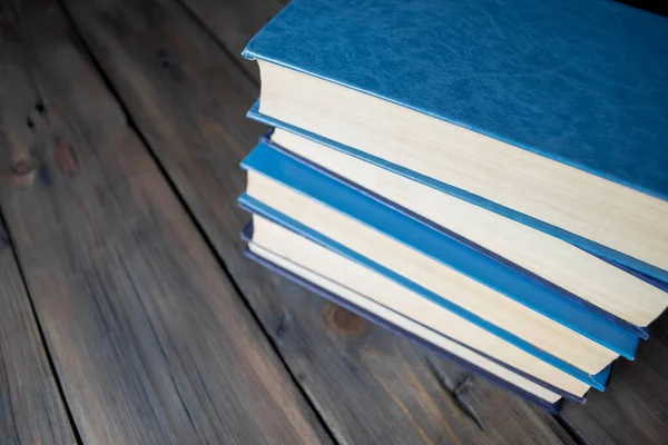 Livres Avec Support Couverture Bleu Dans Une Pile Sur Une — Photo
