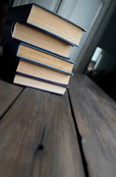 Knihy Dřevěném Stole Jsou Naskládané Hromada Knih Stole Zakřivená Fotografie — Stock fotografie