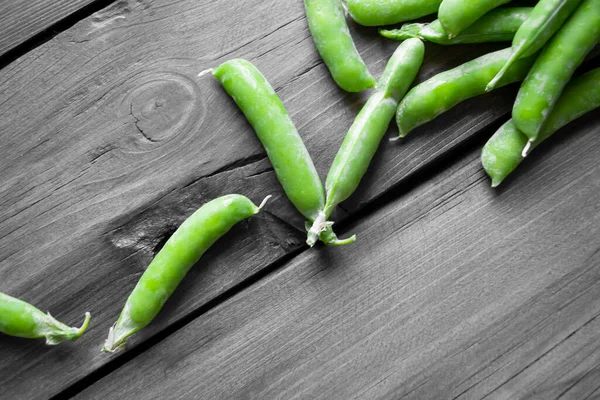 Mesa Madeira Cinza Encontra Ervilhas Verdes Vagens Casulos Ervilha Verde — Fotografia de Stock