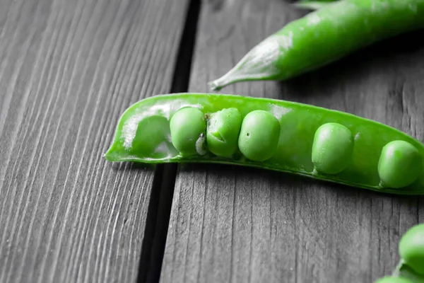 Verme Numa Vagem Ervilha Uma Minhoca Feijão Verde Ervilhas Estragadas — Fotografia de Stock