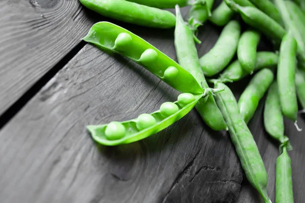 Guisantes Verdes Una Mesa Madera Madera Texturizada Guisantes Verdes Vainas —  Fotos de Stock