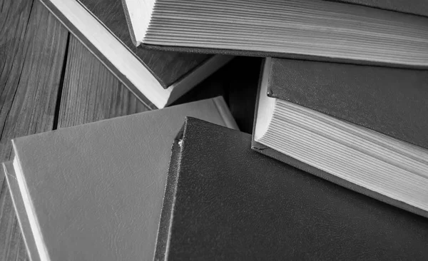 Masada Bir Sürü Kitap Var Kitaplar Gri Tonlarda Birikti Kitapların — Stok fotoğraf