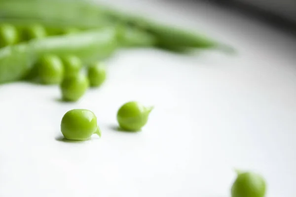 Green Pea Beans Fell Out Pod Brobes Peas Foreground Pods — Fotografia de Stock