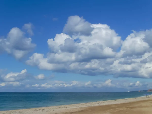 Krásná Oblačná Obloha Nad Mořem Pláží Mořské Pobřeží Mraky Obloze — Stock fotografie