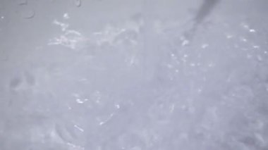 Musluktan banyoya su akıyor. Kaynayan su. Banyoya su akışı. Su toplanıyor..