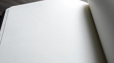 Notepad 'da düşen sayfalar. Defterdeki sayfaları çevir. Not defterindeki beyaz sayfalar. Not defterini temizle.