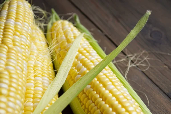Beautiful Corn Summer Dishes Wooden Table Lies Corn Close Shooting — Stock Fotó