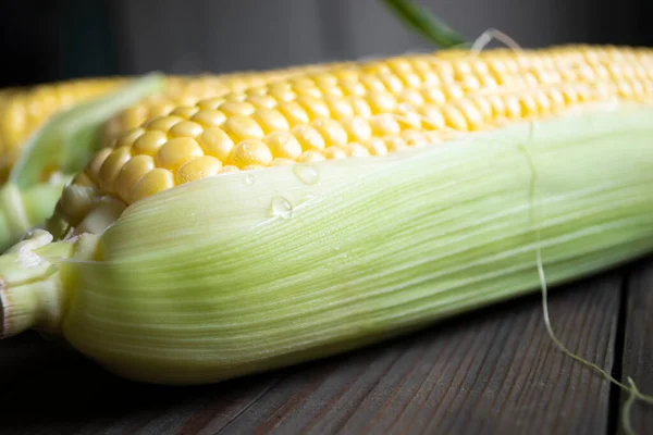 Young Sweet Corn Wooden Table Head Corn Yellow Grains Few — Stock Fotó