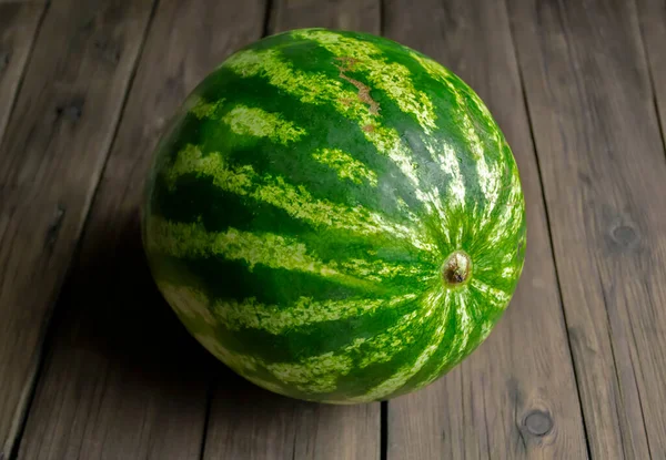 Watermelon Whole Wooden Table Wooden Background Lies Green Watermelon Arbusz — Stockfoto