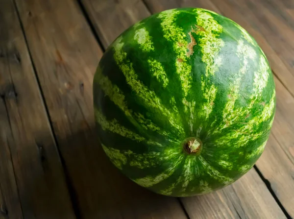 Watermelon Whole Wooden Table Wooden Background Lies Green Watermelon Arbusz — Stockfoto