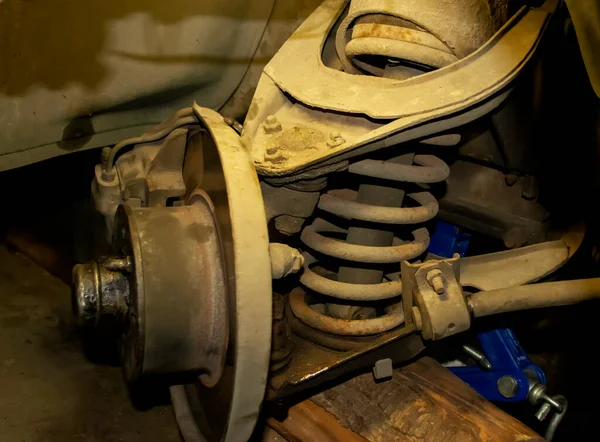 Replacement of the ball bearing on the car. The place of fastening of the wheel of the machine is a disk, a ball bearing and suspended springs. Old car - repair.