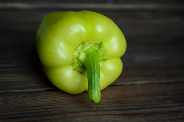 One Green Pepper Wooden Table Wooden Background Sweet Pepper Bulgarian — Stok fotoğraf