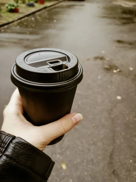 Kaffe Engångskopp Mot Bakgrund Våt Asfalt Kaffe Handen Flickan Håller — Stockfoto