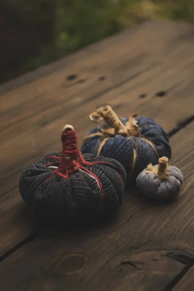 Abóboras Feitas Tecido Linha Halloween Abóboras Com Próprias Mãos Sobre — Fotografia de Stock