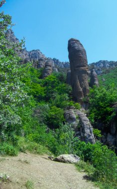Dağ manzarası. Kırım Dağları - tuhaf taşların manzarası. Cram 'in taş heykelleri.