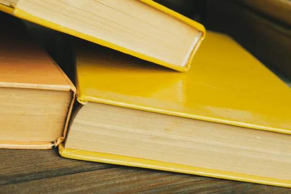 Žluté Knihy Leží Dřevěném Stole Fotka Pořízena Pod Úhlem Posunutý — Stock fotografie