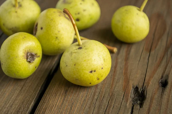 Ahşap Bir Masada Rai Elmaları Bir Sürü Küçük Elma Armut — Stok fotoğraf