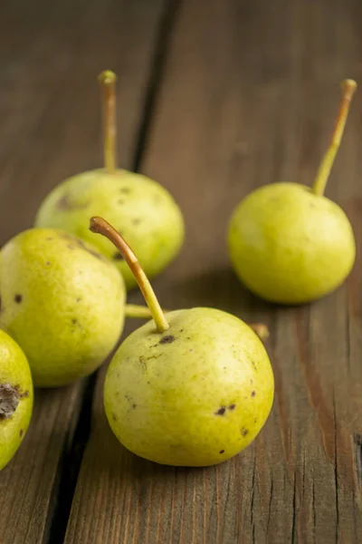 Tahta Masadaki Çin Elmaları Masanın Üzerinde Yeşil Küçük Armutlar Var — Stok fotoğraf