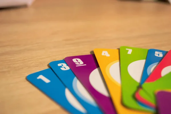 Auf Dem Holztisch Liegen Spielkarten Verschiedenen Farben Die Karten Auf — Stockfoto