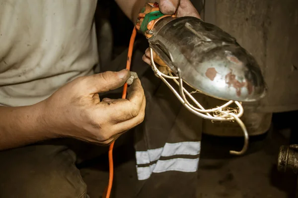 Meccanico Tiene Lampada Con Mano Altra Parte Riparazione Padrone Lavoro — Foto Stock