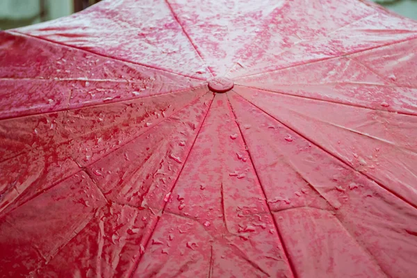 Auf Dem Roten Regenschirm Sind Spuren Von Regen Sehen Regentropfen — Stockfoto