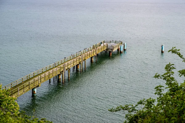 Blick Durch Büsche Auf Einen Steg Der Ostsee — Stockfoto