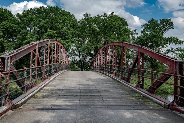 Ponte Sul Fiume Nella Foresta — Foto Stock