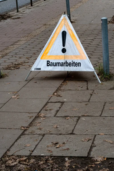 Πεζοδρόμιο Μια Προειδοποιητική Πινακίδα Που Λέει Δέντρο Εργασία Στα Γερμανικά — Φωτογραφία Αρχείου