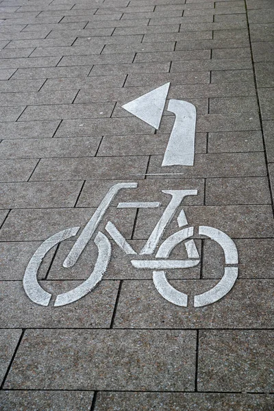Ποδήλατο Σήμανση Στο Δρόμο Ένα Βέλος Για Στρίψετε Αριστερά — Φωτογραφία Αρχείου