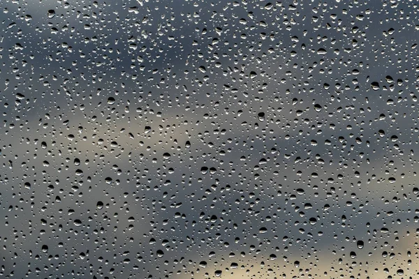 Gotas Lluvia Cristal Ventana Con Nubes Oscuras Borrosas Fondo — Foto de Stock