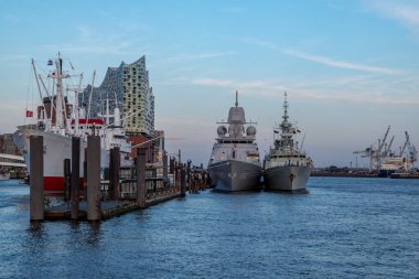Hamburg, Almanya - 05: 15 2022: Hamburg Limanı manzaralı. Berseebrcke rıhtımına demirlemiş iki NATO gemisi, Alman korvette 