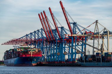 Hamburg, Almanya - 05: 15 2022: Hamburg limanındaki konteynır terminalinin görüntüsü