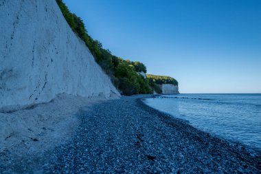 Baltık Denizi 'ndeki taş plajda, Rgen' de, tebeşir kayalıklarıyla.