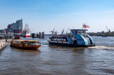 Hamburg, Almanya - 04 19 2018: Elbphilharmonie ile Hamburg Limanı feribotları.