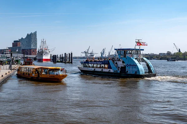 Hamburg, Almanya - 04 19 2018: Elbphilharmonie ile Hamburg Limanı feribotları.