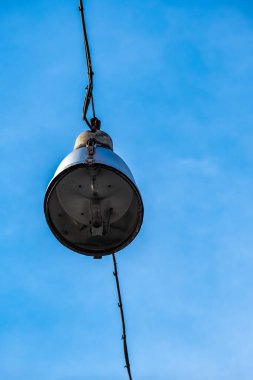 Mavi gökyüzüne karşı bir sokak lambasının alt görüntüsü