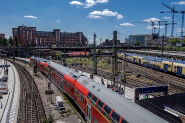 Hamburg, Almanya - 06 16 2022: Hamburg 'un ana istasyonundan tren ve arka planda tavuk direği olan rayların görüntüsü