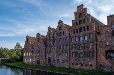 Lbeck, Schleswig-Holstein Almanya - 06 16 2022: Luebeck 'teki obertrave üzerindeki tarihi tuz deposu
