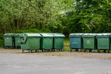 Hamburg, Almanya - 05 06 2022: Hamburg City temizlik departmanından gelen birkaç yeşil konteynır.