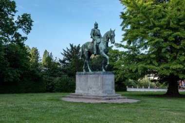Lbeck, Schleswig, Almanya - 06 16 2022: Luebeck 'te Alman İmparatoru Wilhelm' in binicilik heykeli görülüyor