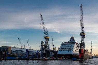 Hamburg, Almanya - 05: 15 2022: Hamburg limanındaki Blohm und Voss rıhtımının manzarası
