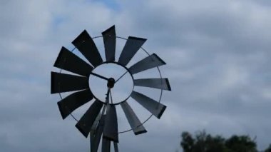 Bulutlu gökyüzüne karşı yön değiştiren fırıldak