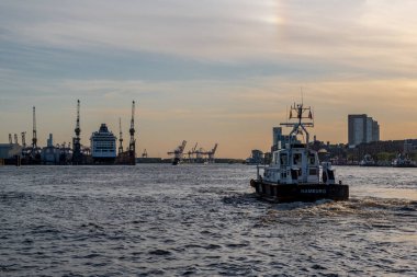 Hamburg, Almanya - 05: 15 2022: Hamburg 'dan bir pilot teknesiyle Hamburg limanındaki elbe manzarası