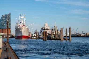 Hamburg, Almanya - 05: 15 2022: Elbphilharmonie, Cap San Diego ve diğer gemilerle Hamburg limanının manzarası