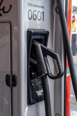 Hamburg, Almanya - 09 02 2022: E-otomobiller için şarj istasyonu kablosunun yakın çekimi